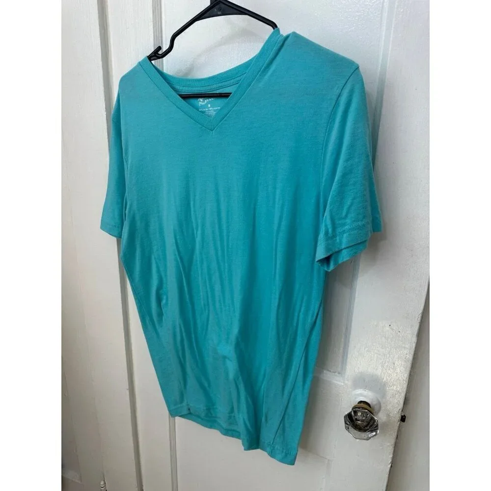 Arizona jeans, men’s size medium light blue T-shirt